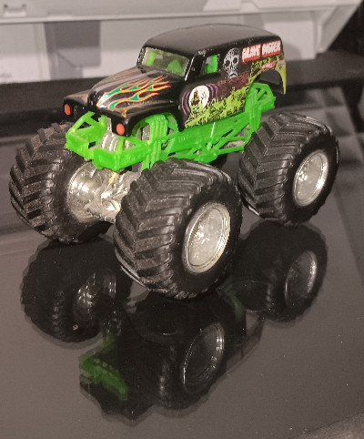 Hot Wheels Grave Digger Monster Jam 1:64