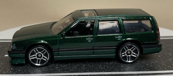 Hot Wheels HW Wagons #140/250 2/5 Volvo 850 Estate Dark Green w/Chrome PR5 1:64