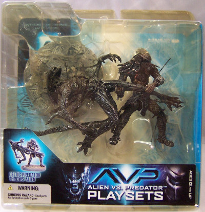 ALIEN VS PREDATOR PLAY SETS: CELTIC PREDATOR THROWS ALIEN DELUXE FIGURES AVP MIB